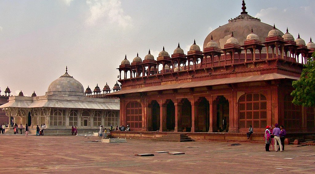 Mob Vandalises Fatehpur Mausoleum in Uttar Pradesh !